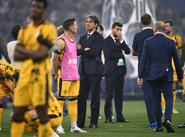 Jogadores e comissão técnica da Inter desolados na cerimônia de entrega de medalhas da UEFA. Foto: Stu Forster/Getty Images — Reprodução.