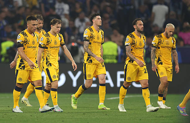 O semblante de aborrecimento dos jogadores Nerazzurri após o apito final em Munique. Nem mesmo o atacante da Inter, Lautaro Martinez, escapou de uma atuação abaixo. Carl Recine/Getty Images — Reprodução.