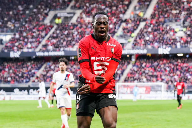 Comemoração de Kalimuendo ao balançar as redes no jogo entre Stade Rennais e Paris Saint-Germain. Foto: Daniel Derajinski/Icon Sport — Reprodução.