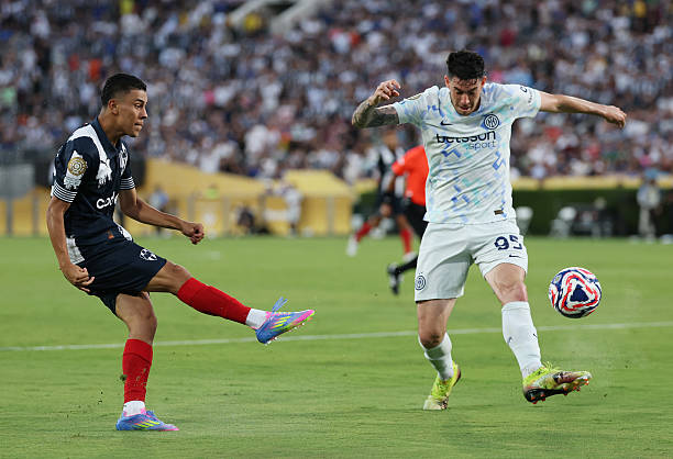 Bastoni, da Inter, tenta interceptar o passe de Rojas, do Monterrey. Foto: Harry How/Getty Images — Reprodução.