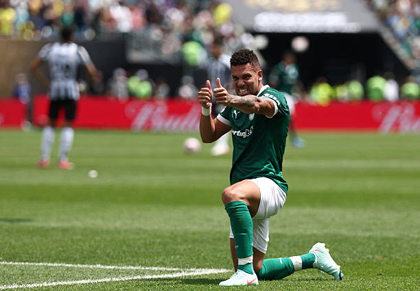 Paulinho faz sua comemoração em menção a "Flecha de Oxóssi". Foto: Franck Fife/AFP/Getty Images — Reprodução.