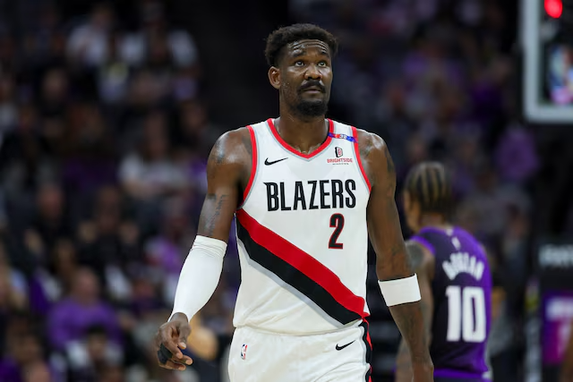 Ayton livre no mercado.