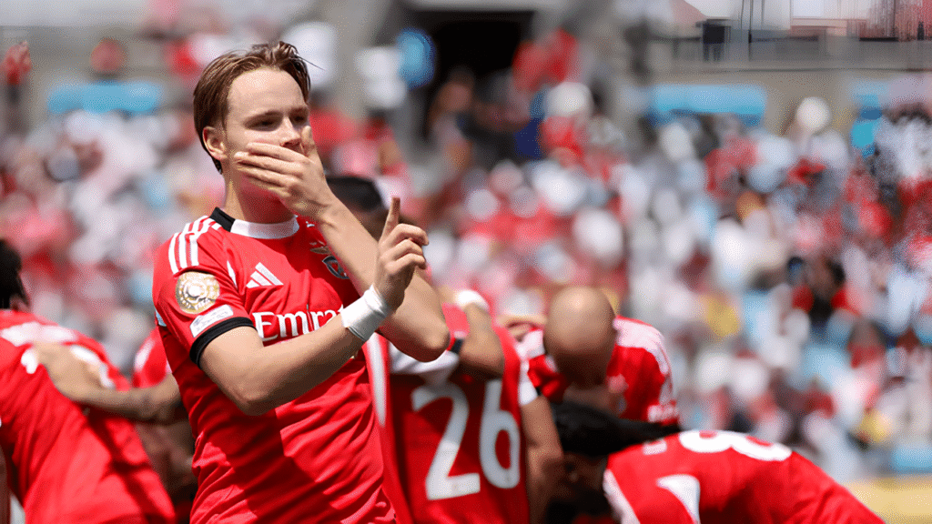 Jovem norueguês Schjelderup aproveita cruzamento de Aursnes e abre o placar para o Benfica