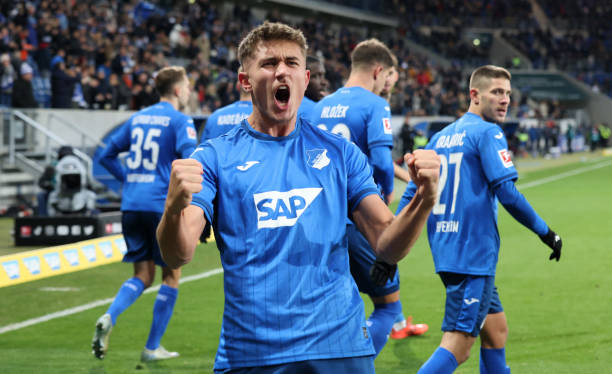 Tom Bischof comemora seu primeiro gol como profissional. O tento foi marcado no dia 23 de novembro de 2024, contra o RB Leipzig. Foto: Daniel Roland/AFP — Divulgação.