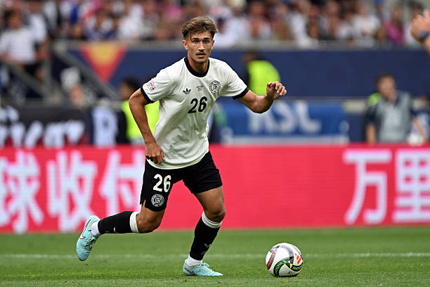 Tom Bischof em sua primeira partida com a seleção principal da Alemanha. O jogador debutou na derrota por 2 a 0 diante da França, válido pela disputa do terceiro lugar da Nations. Na ocasião, ele entrou no decorrer do certame, no lugar de Leon Goretzka. Foto: Federico Gambarini/picture alliance — Divulgação.