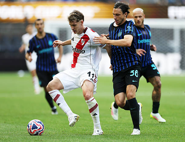 Facundo Colidio, do River Plate, tenta se desvencilhar da marcação de Matteo Darmian, da Inter de Milão. Foto: Buda Mendes/Getty Images — Reprodução.