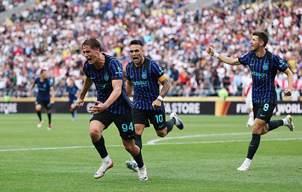 Francesco Pio Esposito comemora o gol que abriu o placar para a Inter de Milão. Artilheiro da Serie B da Itália no ano passado, o atacante recebeu sua primeira chance como titular na partida de hoje. Foto: Buda Mendes/Getty Images — Reprodução.