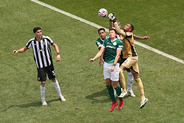 John voa para afastar o perigo da zaga do Botafogo. Foto: Charly Triballeau/AFP/Getty Images — Reprodução.