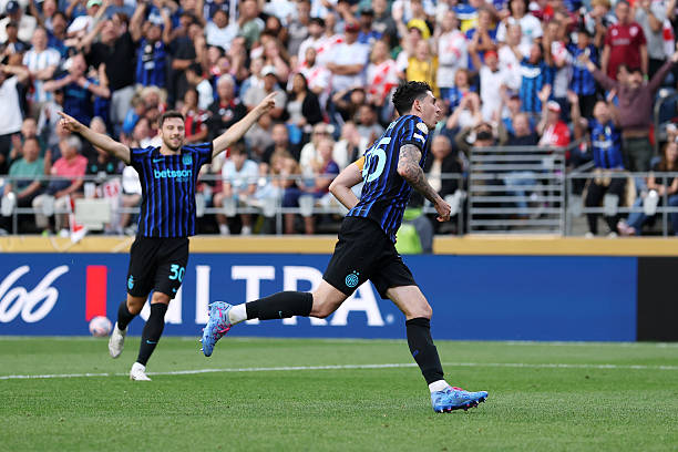 Bastoni sai para comemorar o gol que selou a classificação da Inter de Milão para as oitavas de final. Foto: Buda Mendes/Getty Images — Reprodução.