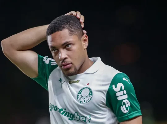 Sob desconfiança, Vitor Roque ainda busca afirmação no Palmeiras - Foto: Rafael Vieira/AGIF