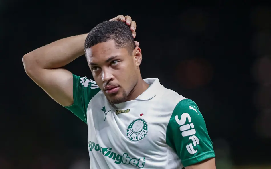 Sob desconfiança, Vitor Roque ainda busca afirmação no Palmeiras - Foto: Rafael Vieira/AGIF