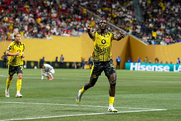 O artilheiro do Borussia Dortmund na temporada comemora o gol. Serhou Guirassy fez o 36° e 37° gol no primeiro tempo. Foto: Hugo Pfeiffer/Icon Sport/Getty Images — Divulgação.