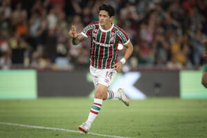 Germán Cano sai para comemorar o gol, fazendo a tradicional celebração do "L". Este foi apenas o segundo gol do camisa 14 do Fluminense neste Brasileirão 2025. Foto: Marcelo Gonçalves/Fluminense F.C. — Reprodução.