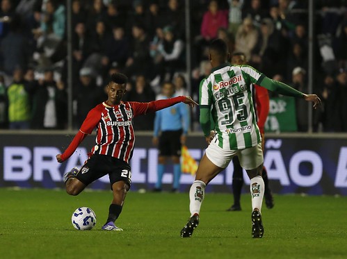 Caíque, do Juventude, tenta bloquear a finalização de Marcos Antônio, do São Paulo. Foto: Rubens Chiri/São Paulo FC — Reprodução.