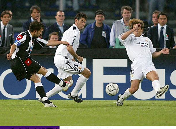 Em duas fintas, o camisa 10 da Juventus tira a marcação de Fernando Hierro e Michel Salgado e faz um golaço. Foto: Sandra Behne/Bongarts/Getty Images — Divulgação.