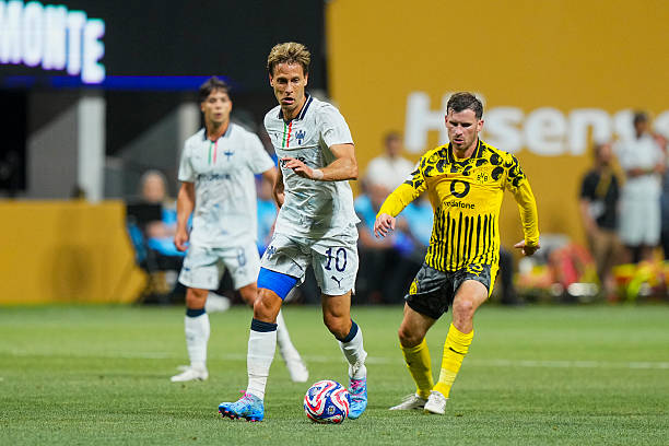 Pascal Groß, do Borussia Dortmund, vai à caça de Sergio Canales, do Monterrey. Foto: Hugo Pfeiffer/Icon Sport/ Getty Images — Divulgação.