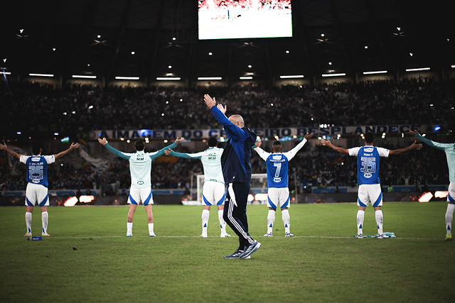 Leonardo Jardim e seus comandados fazem saudação tradicional aos torcedores cruzeirense presentes no Mineirão. Foto: Gustavo Martins/Cruzeiro Esporte Clube — Reprodução.