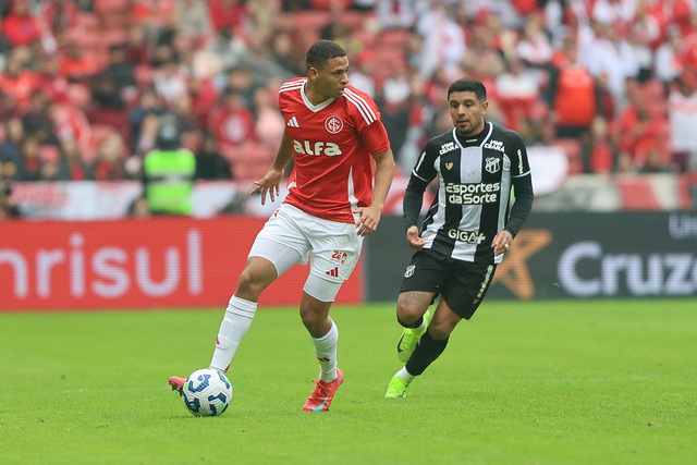Retrato que exemplifica o segundo tempo. Galeano vai na caça de Vitor Gabriel. O paraguaio foi um dos jogadores do Ceará que mais levou perigo a zaga do Inter. Foto: Ricardo Duarte/Internacional — Reprodução.
