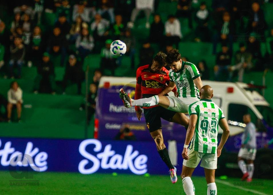 Barletta disputa bola com Gabriel Taliari no meio campo. Foto: Luiz Erbes/Gazeta Press/AGIF — Divulgação.