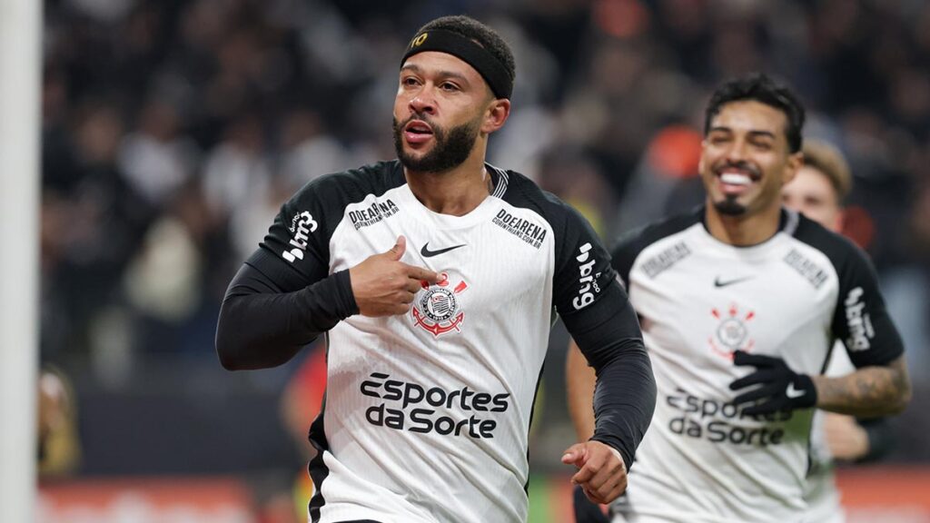 Memphis Depay comemora gol da vitória do Corinthians sobre o Palmeiras