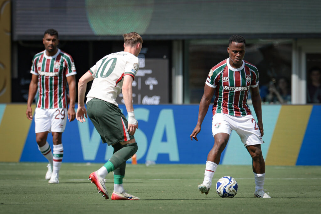 Craques das duas equipes, Cole Palmer e Jhon Arias em disputa de bola no meio de campo