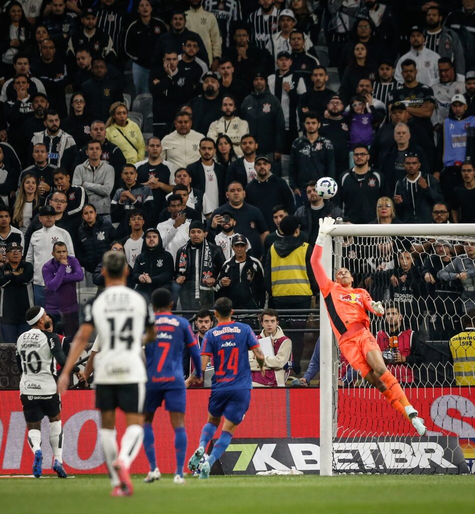 Bastante exigido, Lucão fez grandes defesas e evitou a virada do Corinthians