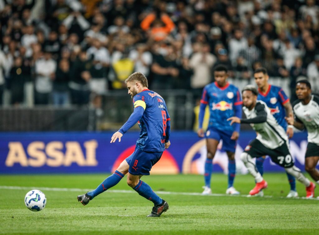 De pênalti, Sasha abriu o placar para o RB Bragantino