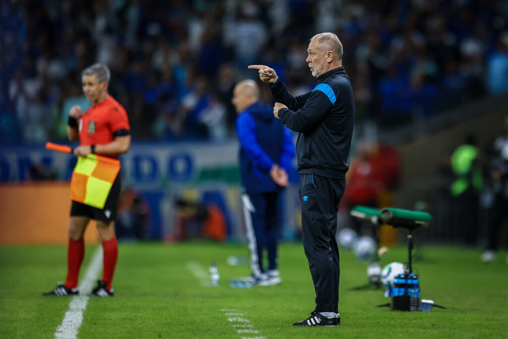 Goleada sofrida pelo Grêmio por 4 a 1 diante o Cruzeiro no Brasileirão complica situação de Mano Menezes
