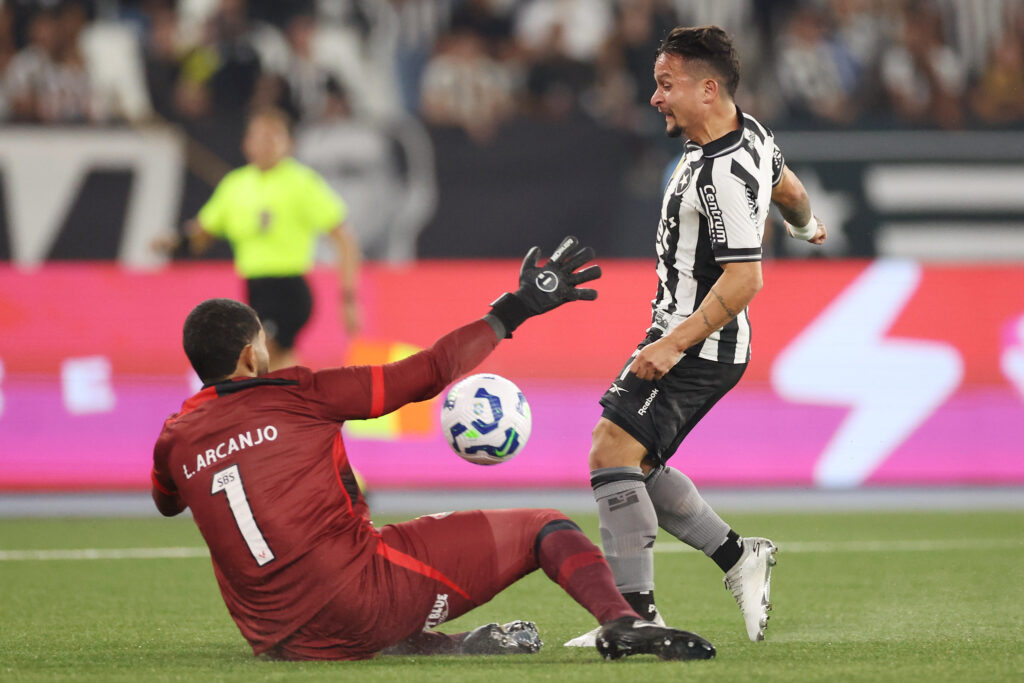 Artur tentou marcar o primeiro gol do Botafogo, mas parou em grande defesa de Lucas Arcanjo, nome do jogo na primeira etapa.