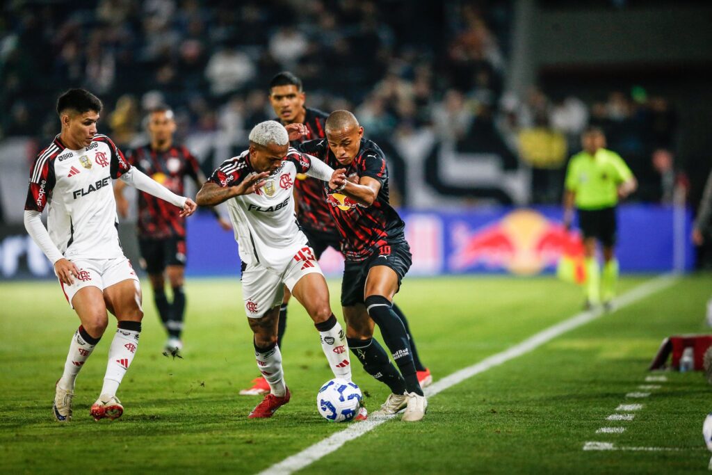 Wesley e Jhon Jhon em disputa de bola num primeiro tempo pouco movimentado