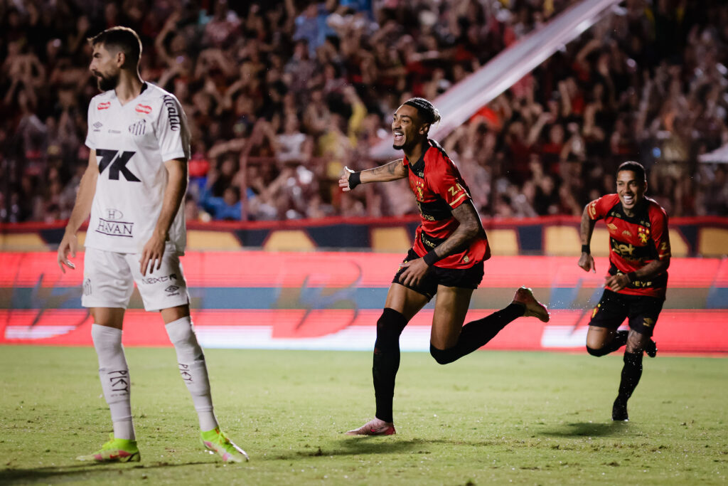 Derik Lacerda se aproveita de lambança da defesa do Santos e abre o placar para o Sport.