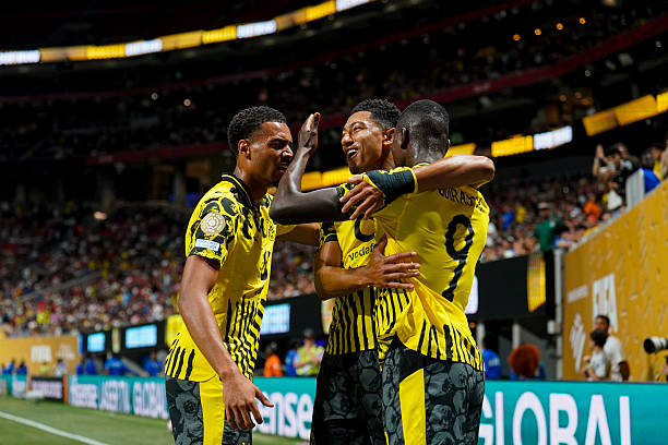 Jogadores do Borussia Dortmund comemoram um de seus gols na partida. Foto: Hugo Pfeiffer/Icon Sport/Getty Images — Reprodução.
