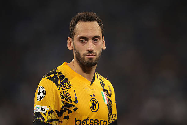 Além de vice da UCL, Çalhanoglu também foi vice na Serie A passada, perdendo o título para o Napoli na última rodada. Foto: Jonathan Moscrop/Getty Images — Reprodução.