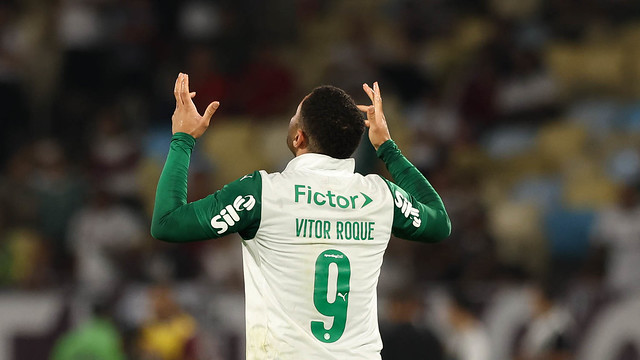Vitor Roque agradece e comemora o gol contra o Fluminense. Este foi o terceiro gol do 'Tigrinho' com a camisa do Palmeiras. Foto: Cesar Greco/Palmeiras — Reprodução.