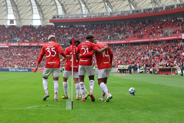 Jogadores do Inter se abraçam na comemoração do gol. Foto: Ricardo Duarte/Internacional — Reprodução.