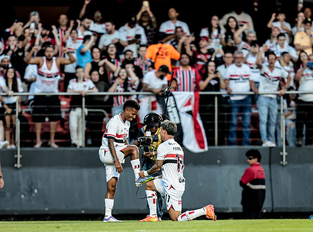 Ferreira engraxa a chuteira de Marcos Antônio, aquele quem o serviu. Foto: Paulo Pinto/São Paulo FC