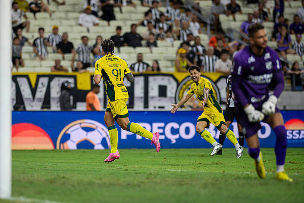 Chico da Costa e Alesson comemoram o gol do Mirassol. Foto: Davi Rocha/Sports Press Photo — Reprodução.