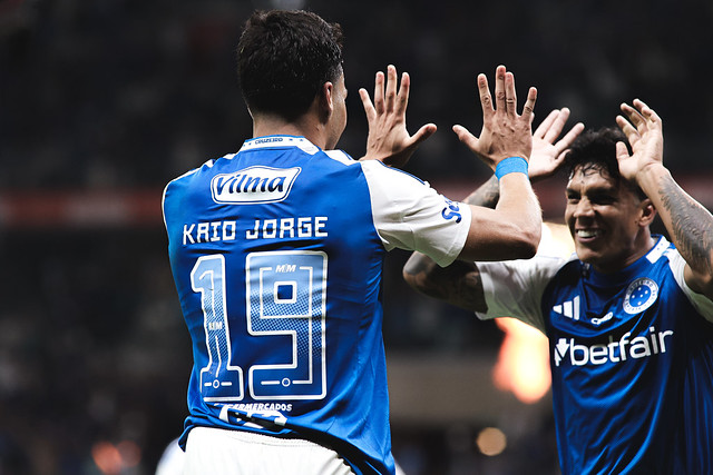 Kaio Jorge comemora o gol com Lucas Romero. Novo atilheiro do Brasileirão, o camisa 19 do Cruzeiro ultrapassou Arrascaeta, do Flamengo, e agora está com onze gols marcados. Foto: Gustavo Martins/Cruzeiro Esporte Clube — Reprodução.