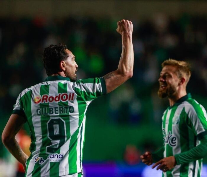 Autor de dois gols da vitória do Juventude, Gilberto comemora com Marcelo Hermes. Foto: Luiz Erbes/AGIF — Reprodução.