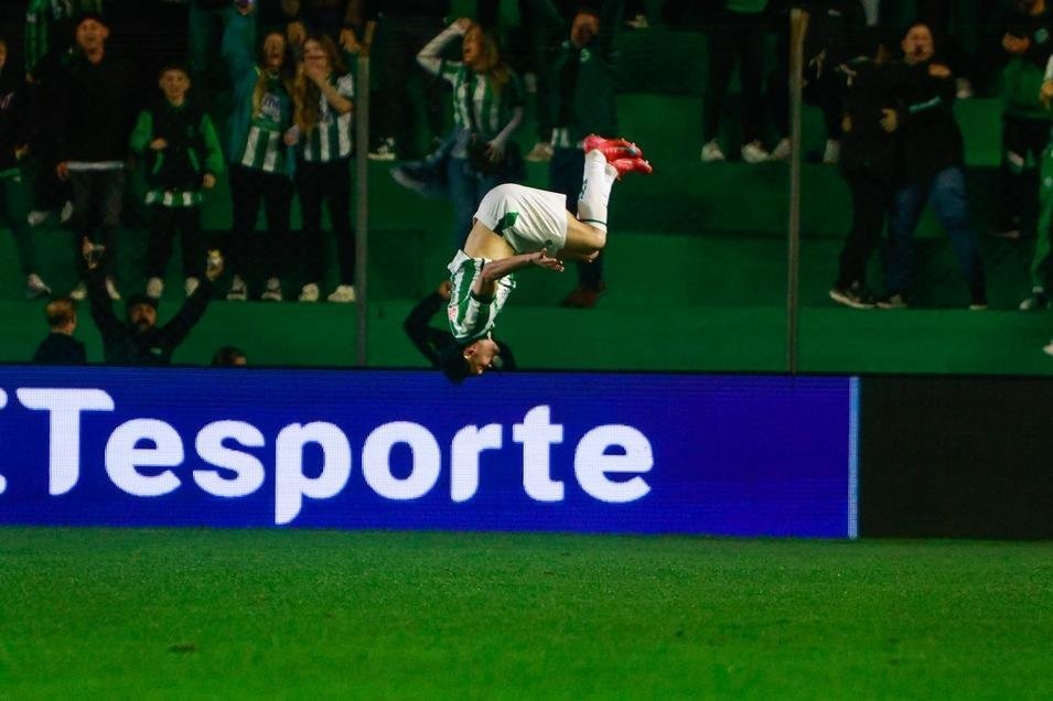Na comemoração do primeiro gol do Juventude, Gilberto realiza sua acrobacia tradicional. Foto: Luiz Erbes/AGIF — Reprodução
