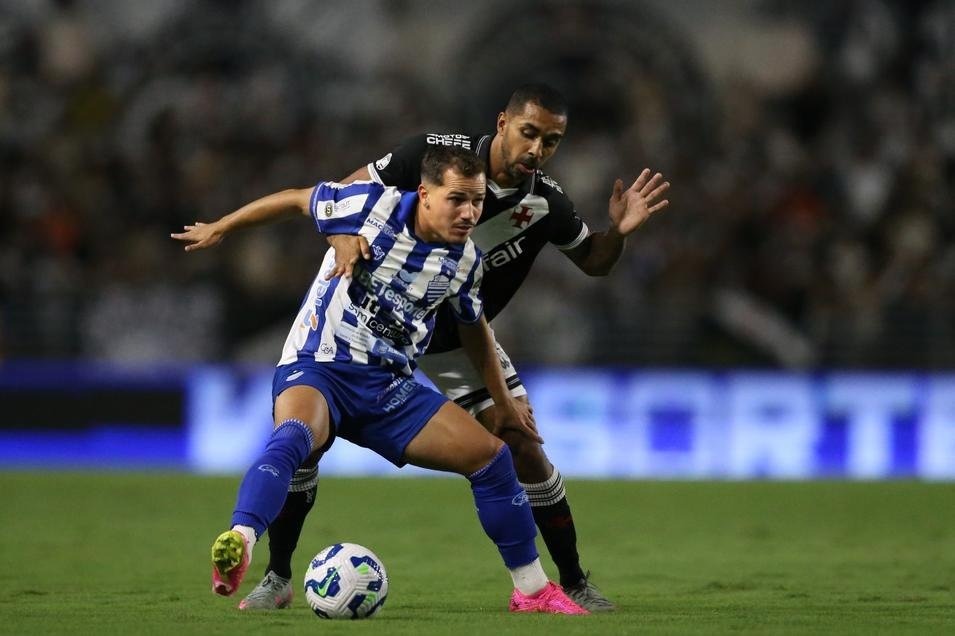 Protagonistas do 1° tempo, Paulo Henrique e Guilherme Cachoeira disputam a bola. Foto: Marlon Costa/AGIF — Reprodução.