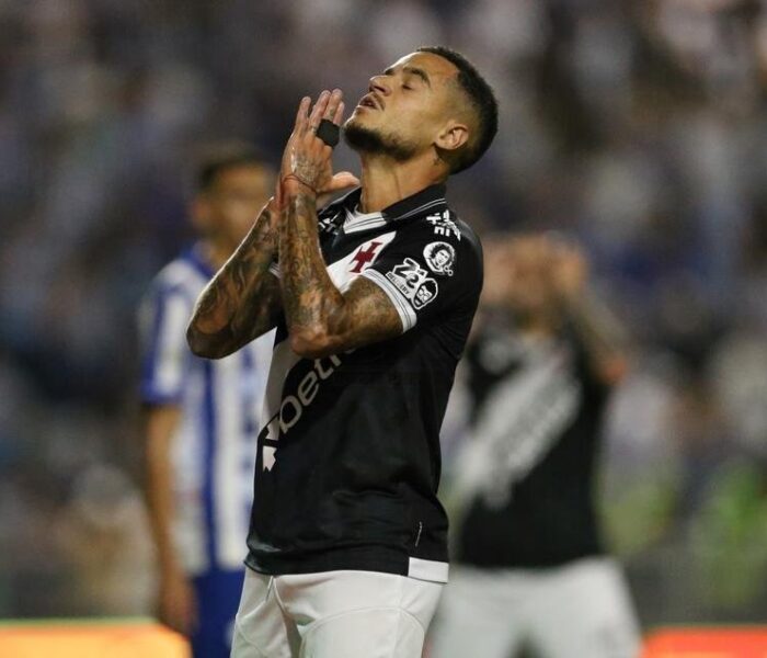 Coutinho lamenta a chance desperdiçada. Foto: Marlon Costa/AGIF — Reprodução.