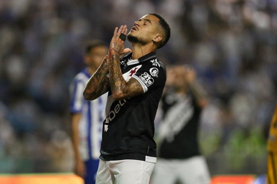 Coutinho lamenta a chance desperdiçada. Foto: Marlon Costa/AGIF — Reprodução.