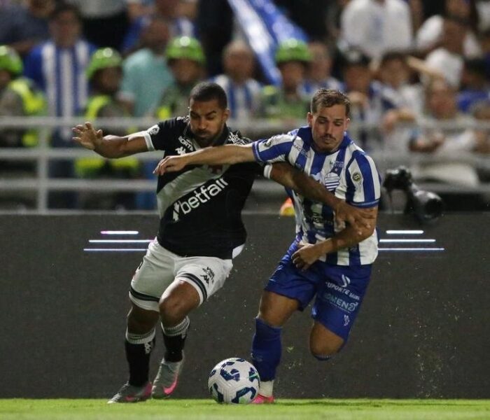 Paulo Henrique também teve sua chance de abrir o placar para o Vasco, mas o arremate passou à esquerda de Gabriel Félix. Foto: Marlon Costa/AGIF — Reprodução.