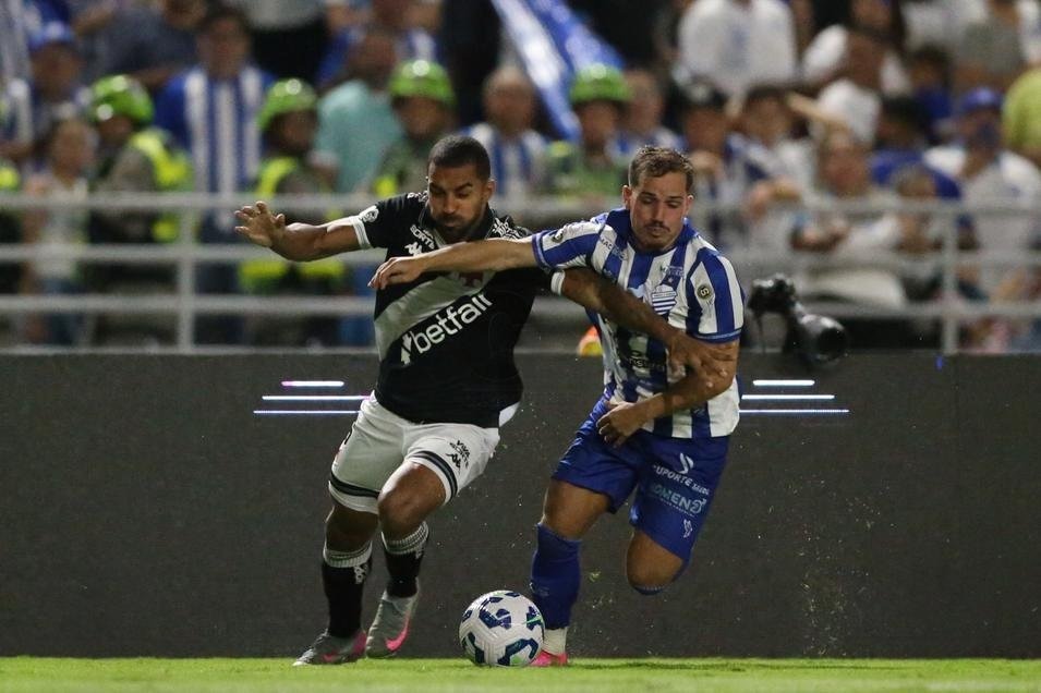 Paulo Henrique também teve sua chance de abrir o placar para o Vasco, mas o arremate passou à esquerda de Gabriel Félix. Foto: Marlon Costa/AGIF — Reprodução.