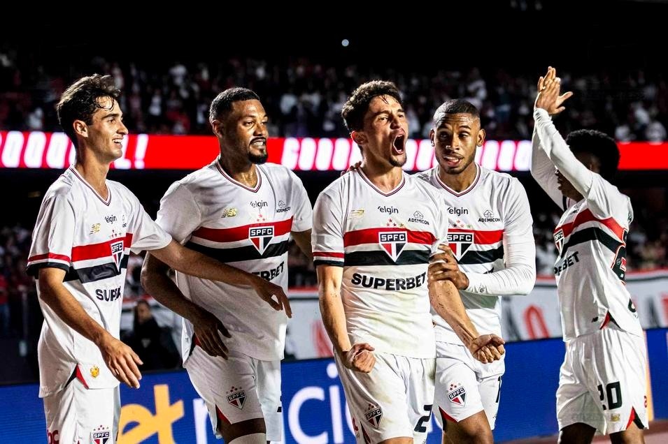 Pablo Maia comemora o gol com os companheiros. O camisa 29 do São Paulo fez uma homenagem ao filho recém nascido na celebração. Foto: Jonathan Paixão/Pera Photo Press — Reprodução.