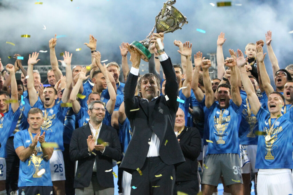 Jogadores e o técnico Oleksandr Shovkovskyi erguem a taça da Ukranian Premier League. Foi desta forma que os dinamistas conquistaram a vaga para a Champions League 2025/2026 Foto: FC Dynamo Kyiv/Site oficial — Reprodução.
