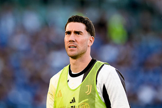 Um dos nomes mais cobiçados pelos clubes da Serie A Enilive, Vlahovic está de saída da Juventus. Foto: Giuseppe Maffia/NurPhoto — Reprodução. Milan