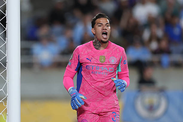 Ederson no jogo entre Manchester City e Al-Hilal, válido pelas oitavas de final da Copa do Mundo de Clubes. O goleiro do City foi reserva na última convocação do Brasil para os jogos contra Equador e Paraguai. Foto: Elsa/FIFA — Reprodução.