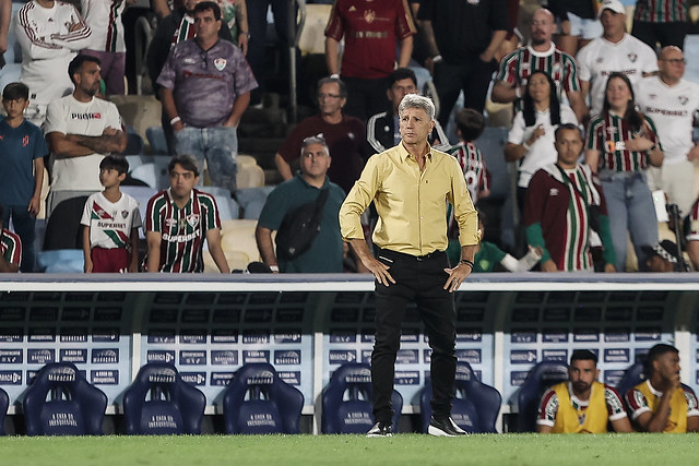 Renato Gaúcho estampa o semblante de preocupação com a vitória do Cruzeiro. O treinador mexeu na equipe e fez com que o Flu engrenasse na segunda etapa. Foto: Lucas Merçon/Fluminense F.C. — Reprodução